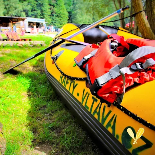 Rozlučka se svobodou v Českém Krumlově, rafty a přespání v chatkách